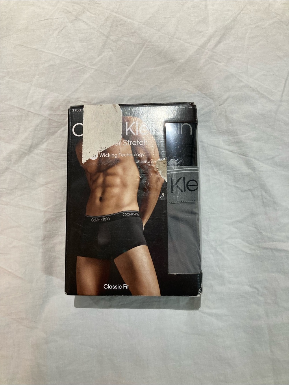 3-pack Men’s Calvin Klein microfiber low rise trunks. Size medium, NIB!